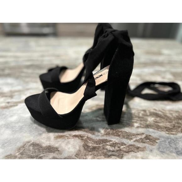✨ Fashion Nova Super Sexy Black Criss‑Cross Ankle Wrap Sandal 5" Block Heels - Picture 2 of 6